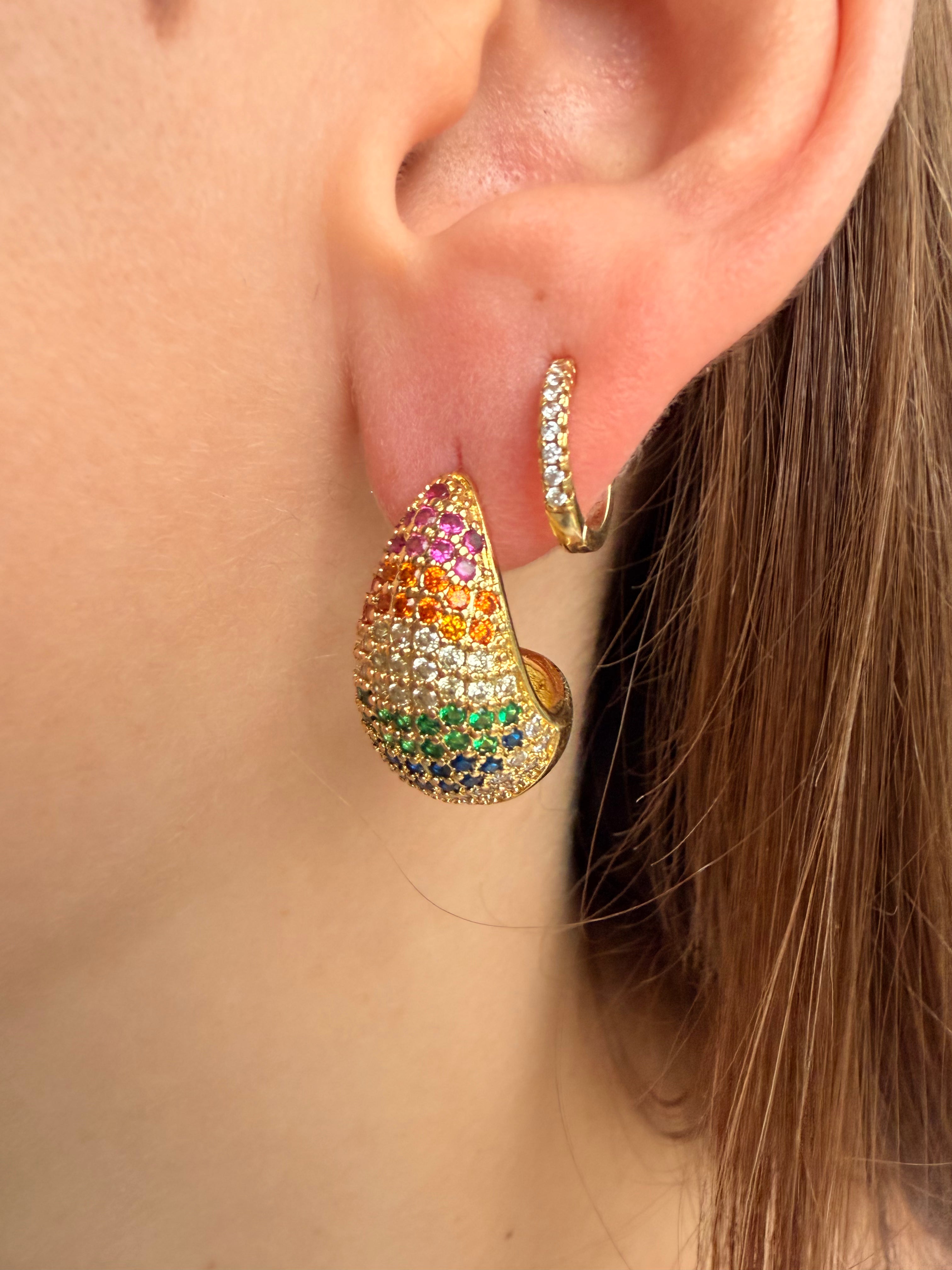 Boucles d'oreilles or et multicolores, portées sur mannequin